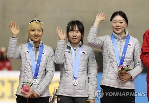 (오비히로<일본 홋카이도현>=연합뉴스) 형민우 기자 = 21일 일본 홋카이도현 오비히로 오벌에서 열린 2017 삿포로 동계아시안게임 스피드스케이팅 여자 팀추월에서 은메달을 획득한 한국 대표팀(왼쪽부터 김보름, 박지우,노선영)이 시상대에서 손을 흔들고 있다. 2017.2.21      minu21@yna.co.kr