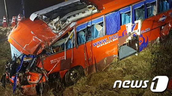 지난달 22일 오후 충북 단양군 적성면 중앙고속도로 춘천방향 206.5㎞ 지점에서 신입생 오리엔테이션에 참석하는 금오공대 학생 44명과 운전자가 탄 45인승 관광버스가 도로 옆 5m 언덕 아래로 추락해 차량 견인 작업이 이뤄지고 있다.   /뉴스1 © News1