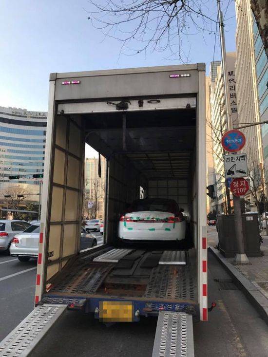 트럭 화물칸에서 빠져나와 청담 매장 내부 투입 준비중인 빨강색 모델 S 90D (사진=지디넷코리아)