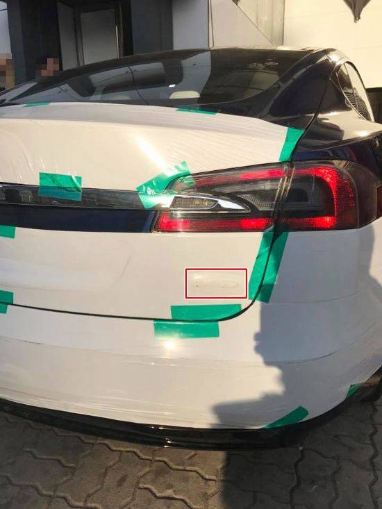 스크래치 방지를 위한 별도 보호필름 속에 테슬라 모델 S 90D 트림 로고가 보인다 (사진=지디넷코리아)