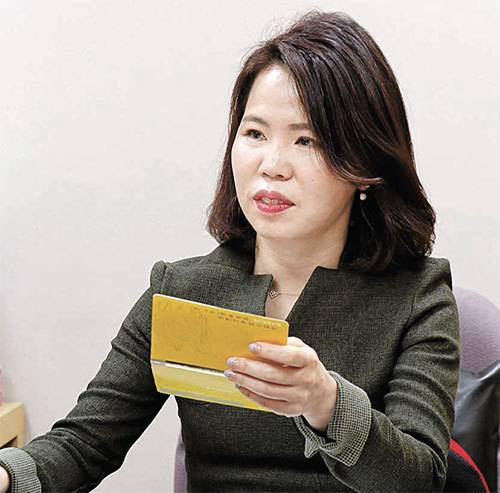 ‘경단녀’로 지내다가 재취업에 성공한 국민은행 최병임(49)씨. 자신감이 중요하다고 입을 모았다. [사진 김춘식·강정현 기자]