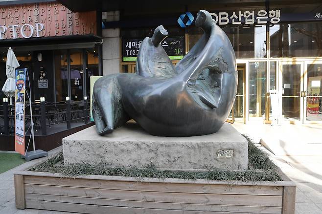 조각 '모정'은 국내 1세대 구상 조각가인 고 민복진 한국조각가협회 고문이 제작한 조각이다. / 서소문로 / 2017.02.21.화 신인섭