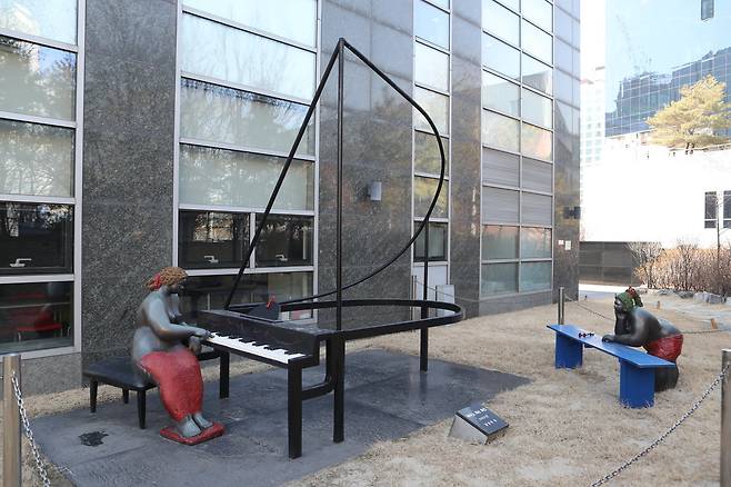 김경옥의 2003년도 작품 '피아노 치는 여인'. 배재학당터에 새로 들어선 빌딩 뒷편에 있어 쉽게 보이지 않는다. . 신인섭 기자