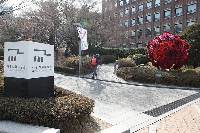 서울시립미술관 입구에 있는 최정화의 조각 '장미빛 인생'. 신인섭 기자