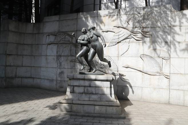 서울 서소문로 대한항공 사옥 주차장에 있는 두 여인 조각상. 신인섭 기자