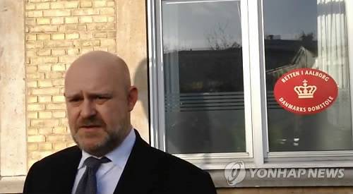 한국 특검으로부터 송환 요구를 받은 정유라 씨의 변호인 피터 마틴 블링켄베르 변호사가 지난 2월 22일 오전(현지시간) 덴마크 올보르 지방법원 앞에서 정 씨에 대한 3차 구금연장 심리결과에 대해 한국 취재진의 질문에 답변하고 있다. [연합뉴스 자료사진]