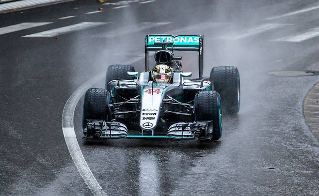빗속의 레이스는 언제나 죽음을 각오해야한다. 사진은 2016 모나코 GP의 루이스 해밀턴