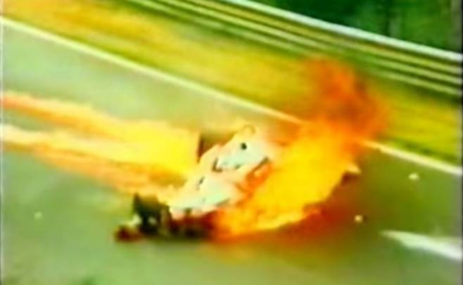 화염에 휩싸인 니키 라우다의 F1 머신