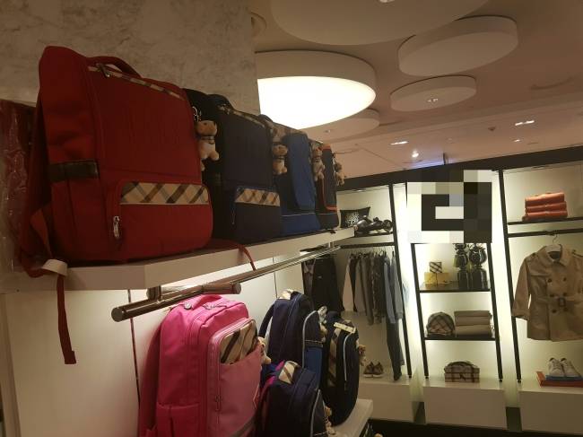 [사진설명=서울시내 한 백화점에 진열된 책가방들.]