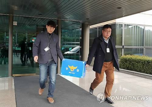 (대구=연합뉴스) 이덕기 기자 = 하청업체에 명절 떡값을 챙겨 '갑질' 논란이 불거진 주류업체 금복주에 대해 경찰이 23일 압수수색을 실시 하고 있다.      2017.2.23.       duck@yna.co.kr