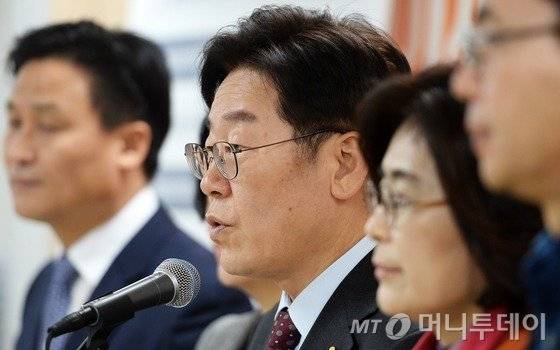 이재명 성남시장이 23일 서울 여의도 캠프에서 열린 촛불혁명 실현 정책공약 발표 기자회견에서 환하게 웃음짓고 있다. 2017.2.23/사진=뉴스1