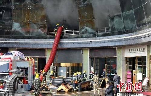 중국 난창시 호텔 화재 현장 [중신망 화면 캡처]