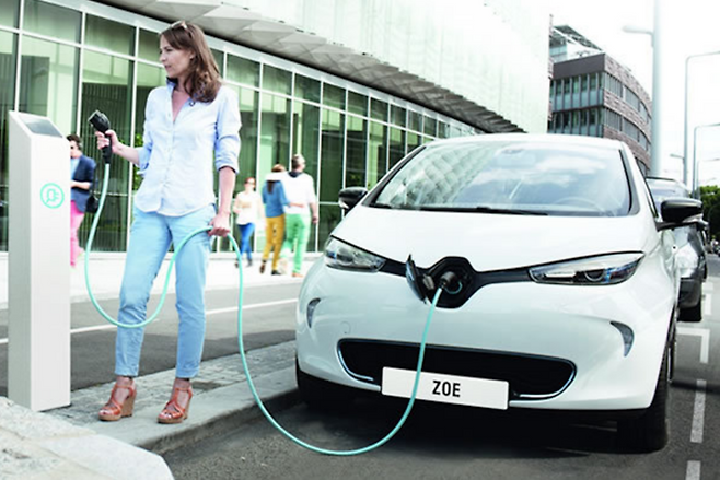 전기자동차 충전 (이미지 : 르노)