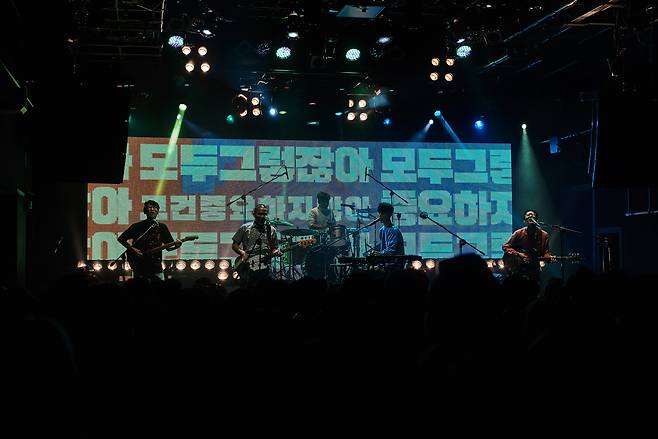 무대 위 공연 장면. 그날 콘셉트에 맞춰 변형된 영상을 선보인다.[사진 붕가붕가레코드]