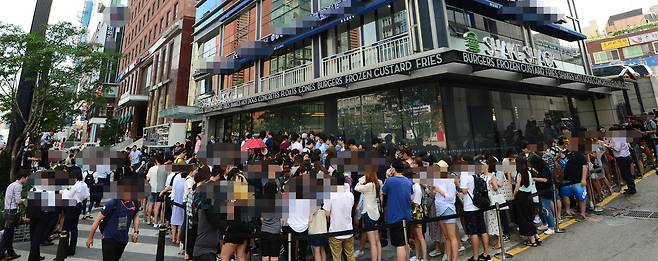 쉑쉑버거 강남점 매장이 세계 매출 1위를 기록했다. [중앙포토]