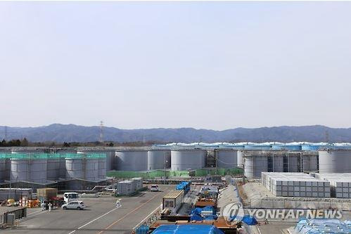 (후쿠시마 제1원전=연합뉴스) 김병규 특파원 = 폐로 작업이 진행 중인 후쿠시마(福島) 제1원전 내부에 있는 오염수 탱크의 모습. 사고 후 시간이 흐르면서 오염수 탱크의 개수가 늘어나 현재 90만톤의 오염수가 1천개 안팎의 물탱크에 들어가 발전소 한켠에 쌓여가고 있다. 2017.2.27      bkkim@yna.co.kr  (끝)