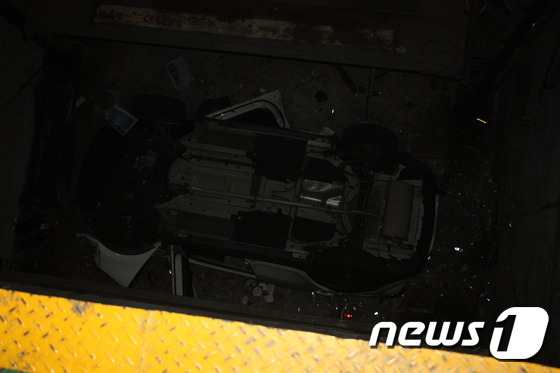 28일 낮 12시28분께 부산 북구 화명동에 있는 한 주차타워로 진입대기 중이던 스포티지 차량이 10m 아래로 추락하며 운전자 1명이 사망했다.(부산지방경찰청 제공)© News1
