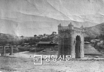완공된 직후(1897년 11월)의 독립문. 서재필은 일본식 정원 같은 독립공원의 조성을 꿈꿨다.