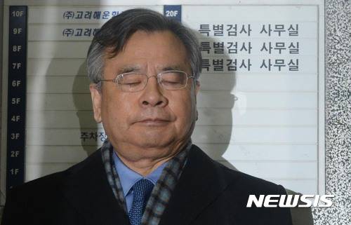【서울=뉴시스】홍효식 기자 = 박근혜 정부의 최순실 등 민간인에 의한 국정농단 의혹 사건 규명을 위한 특별검사의 수사기간 만료일인 28일 오전 박영수 특별검사가 서울 강남구 대치동 특검 사무실로 출근하고 있다. 2017.02.28.   yesphoto@newsis.com