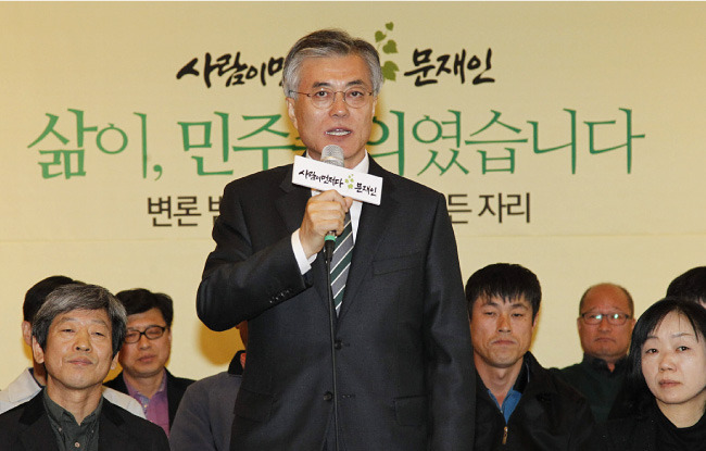 2012년 12월 5일 변호사 시절 변론을 맡았던 사람들을 만난 문재인 민주통합당 대선 후보.[동아일보]