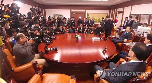 (서울=연합뉴스) 홍해인 기자 = 정세균 국회의장(가운데)이 28일 오후 특검법 직권상정 요구를 위해 국회의장실을 찾은 정의당 노회찬(왼쪽부터), 더불어민주당 우상호, 국민의당 주승용, 바른정당 주호영 원내대표와 비공개 회동을 기다리고 있다. 2017.2.28      jeong@yna.co.kr