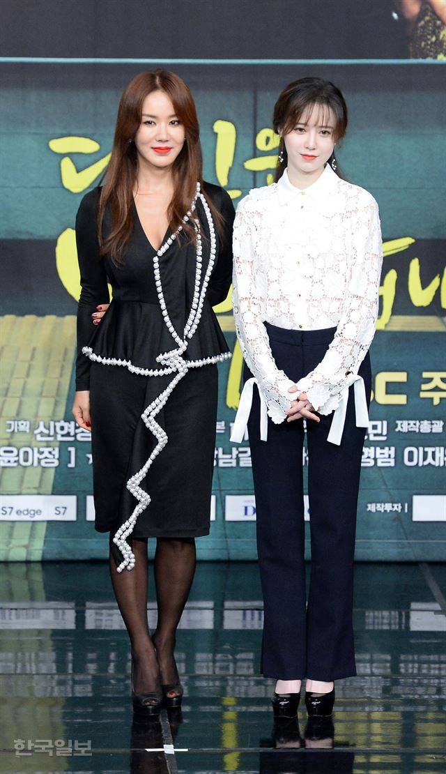 배우 엄정화, 구혜선이 28일 오후 서울 마포구 상암 MBC 골든 마우스홀에서  MBC 주말드라마 '당신은 너무합니다' 제작발표회 포토타임에 포즈를 취하고 있다. 김종진 인턴기자