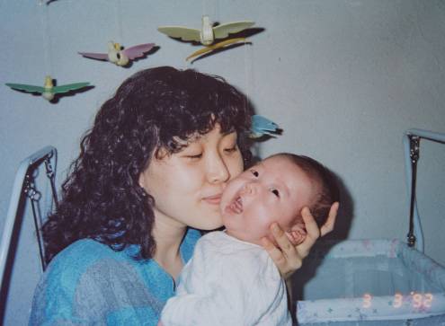 첫째 아들을 안고 볼에 뽀뽀하는 김혜경(1992) [여성중앙 3월호]