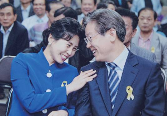 성남시장 재선 당시 개표 날 캠프에서 부부의 환한 모습(2014) [여성중앙 3월호]