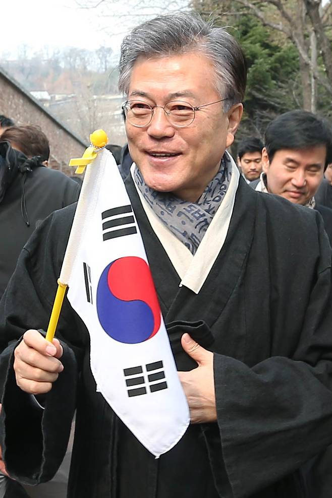 문재인 더불어민주당 대선 예비후보가 1일 오전 서울 서대문구 서대문형무소역사관 앞에서 열린 제98주년 3.1절 기념행사 ‘1919 그날의 함성’에서 시민들과 독립문을 향해 행진하고 있다. 2017.3.1