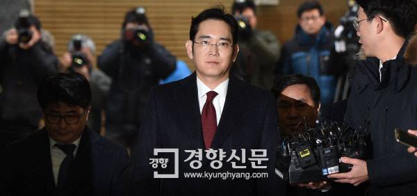 “국민들께 송구” 이재용 삼성전자 부회장이 지난 1월12일 오전 박영수 특별검사 사무실에 출석했다. 최순실씨 일가를 지원하는 방식으로 박근혜 대통령에게 뇌물을 제공하고, 삼성물산과 제일모직 합병에 국민연금공단의 도움을 받았다는 등의 혐의를 받고 있다. /이석우 기자 foto0307@kyunghyang.com