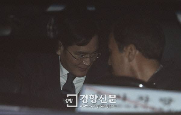 뇌물공여와 횡령 등 혐의로 구속영장이 재청구된 이재용 삼성전자 부회장이 지난 2월16일 오후 영장실질심사를 마친 후 서울 서초구 서울중앙지방법원에서 차량에 타고 있다.|박민규 선임기자