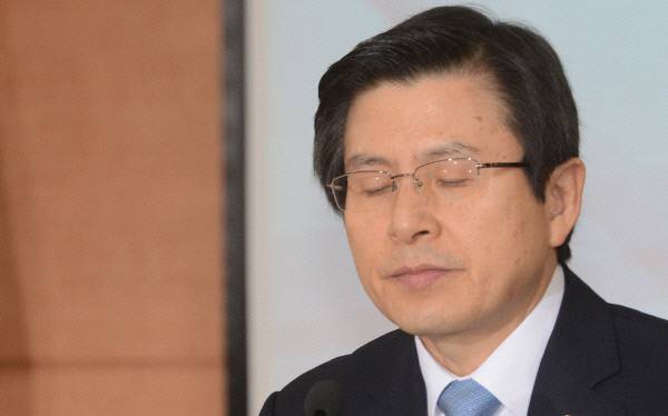 지난 2월27일 특검 수사기간 연장을 거부한 황교안 대통령 권한대행이 이날 정부서울청사에서 열린 무역투자진흥회의에서 눈을 감고 있다. 청와대사진기자단