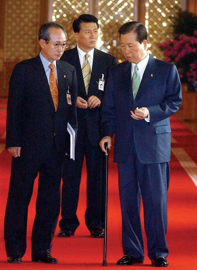2002년 4월 김대중 대통령(오른쪽)이 청와대에서 전윤철 비서실장과 이야기를 나누며 국무회의장으로 들어서고 있다. [중앙포토]