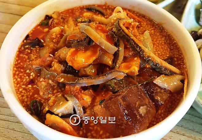 해삼·멍게·골뱅이·낙지·가자미 등 맛있는 해산물이 많이 들어간 골뱅이물회(1만5000원). 매실청과 산야초 식초가 빚어내는 산미가 상큼하다.