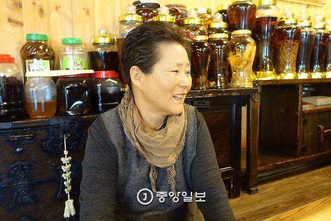 담금술 병들이 진열된 고가구 앞에서 살아온 날들과 음식에 대해 얘기하는 여주인 김옥이씨. 지낸 세월과 헤쳐온 역경에 비해 얼굴은 젊다. 어려서 늘 먹은 막회 덕분이라고 했다.