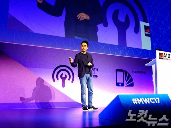 세계 최대 모바일 전시회 '모바일 월드 콩그레스(MWC) 2017' 개막 사흘째인 1일(현지시간) 스페인 바르셀로나 피라 그란비아에서 일본 모바일 메신저 라인의 이데자와 다케시 사장이 기조연설을 하고 있다. (사진=네이버 제공)