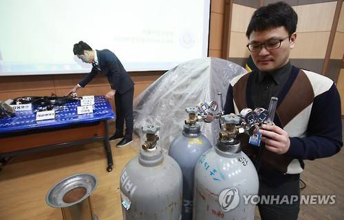 (서울=연합뉴스) 홍해인 기자 = 2일 오전 서울 내자동 서울지방경찰청에서 사이버안전과 관계자들이 SNS를 통해 질소가스 등을 이용한 자살 방법을 광고하고 질소가스, 번개탄, 텐트 등 일명 '자살세트'를 대행 설치·판매한 혐의로 구속된 피의자들로부터 압수한 물품을 언론에 공개하고 있다. 2017.3.3      hihong@yna.co.kr