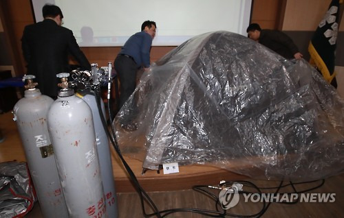 (서울=연합뉴스) 홍해인 기자 = 2일 오전 서울 내자동 서울지방경찰청에서 사이버안전과 관계자들이 SNS를 통해 질소가스 등을 이용한 자살 방법을 광고하고 질소가스, 번개탄, 텐트 등 일명 '자살세트'를 대행 설치·판매한 혐의로 구속된 피의자들로부터 압수한 물품을 언론에 공개하고 있다. 2017.3.3      hihong@yna.co.kr