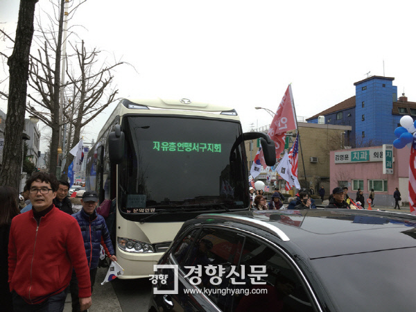 3월 1일 친박 집회에 참석한 자유총연맹 일부 회원들이 태극기 행진 대열에서 이탈해 버스를 타고 있다. / 백철 기자
