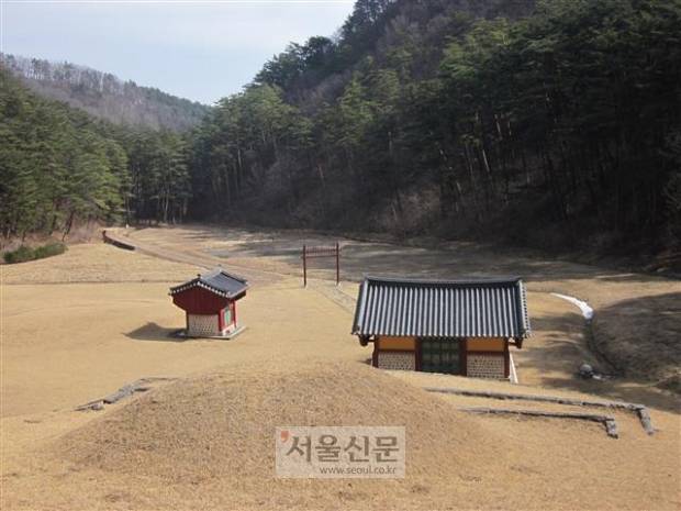 ① - 강원도 삼척 준경묘. 조선 태조 이성계의 5대조인 이양무의 무덤이다. 태백산맥 중턱의 심심산골에 놀랄 만큼 넓으면서도 포근한 느낌이 드는 명당이다. ① - 강원도 삼척 준경묘. 조선 태조 이성계의 5대조인 이양무의 무덤이다. 태백산맥 중턱의 심심산골에 놀랄 만큼 넓으면서도 포근한 느낌이 드는 명당이다.