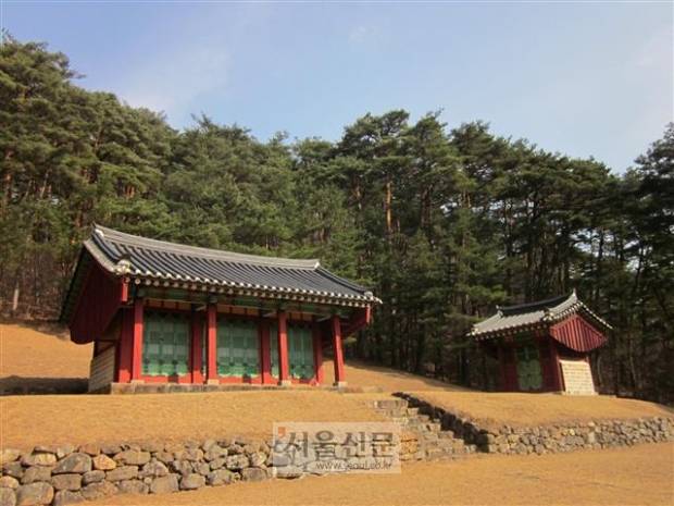 - 영경묘. 이양무의 부인 삼척 이씨의 묘소다. 산비탈 가파른 곳에 무덤을 쓰는 바람에 제각(祭閣)과 비각(碑閣)은 훗날 100m쯤 떨어진 산 아래 세웠다. - 영경묘. 이양무의 부인 삼척 이씨의 묘소다. 산비탈 가파른 곳에 무덤을 쓰는 바람에 제각(祭閣)과 비각(碑閣)은 훗날 100m쯤 떨어진 산 아래 세웠다.