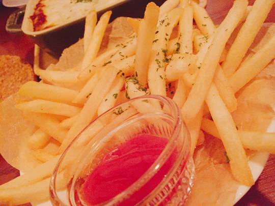 홍합찜을 주문하면 감자튀김 소(小)자가 함께 나온다. 일반적인 감자튀김이 아니라 직접 감자를 튀겨내서 감자 맛이 더 강하다. 프랑스인들이 즐겨 마시는 크로넨버그1664도 함께 마셔 보길 추천한다.