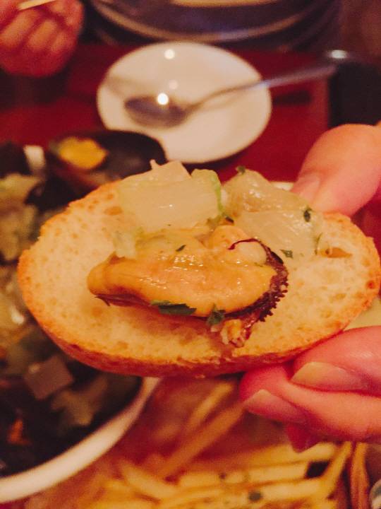 낮은 온도에서 오랜 시간 홍합과 각종 채소 그리고 와인을 함께 쪄낸 홍합찜은 비교적 간이 짠 편이다. 홍합찜을 맛있게 먹는 방법은 요리와 함께 나온 바게트빵에 살짝 소스를 적신 다음 앙파와 샐러리, 홍합을 곁들여 먹는 것이다.