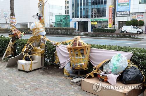 (부산=연합뉴스) 김선호 기자 = 소녀상 설치 찬반을 둘러싼 시민 사이의 갈등이 도를 넘고 있다. 4일 부산 동구 일본영사관 앞 소녀상 인근에 소녀상 이전을 주장하는 남성이 갖다놓은 쓰레기로 어지럽다. 2017.3.4      wink@yna.co.kr