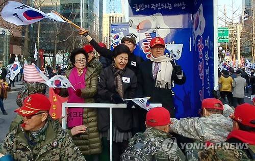 '언니 탄핵 반대하는 박근령'   (서울=연합뉴스) 양지웅 기자 = 3월 첫주말인 4일 오후 서울 종로구 을지로1가에서 박근혜 대통령 동생 박근령씨(가운데)와 대통령 탄핵 기각 촉구 집회 참가자들과 함께 행진을 하고 있다. 2017.3.4  yangdoo@yna.co.kr  (끝)