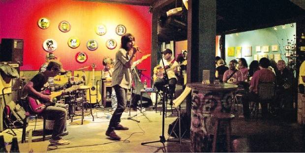 아스마라 아트 앤드 커피숍에서 열리는 라이브 공연.