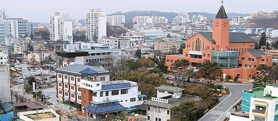 안동종교타운. ① 대원사, 왼쪽 4층 건물이 ② 목화관, 뒤쪽에 ③ 유교회관, 그 왼쪽이 ④ 안동교회다. ⑤ 성당은 오른쪽. [안동=프리랜서 공정식]