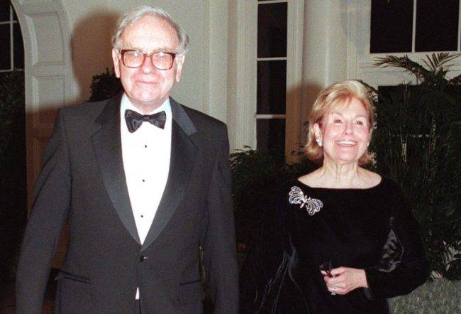 워렌 버핏과 그의 첫째 부인 수잔 [출처=WBUR]