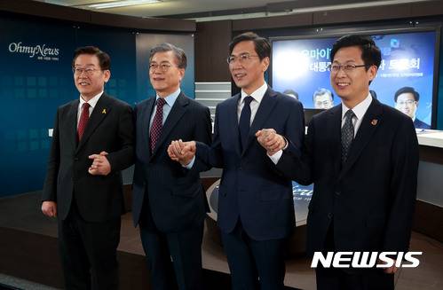 【서울=뉴시스】국회사진기자단 = 6일 오전 서울 마포구 상암동 '오마이 TV' 스튜디오에서 열린 더불어민주당 대선경선 예비후보자 토론회에 참석한 이재명(왼쪽부터) 성남시장, 문재인 전 대표, 안희정 충남도지사, 최성 고양시장이 토론에 앞서 포토타임을 갖고 있다. 2017.03.06.     photo@newsis.com