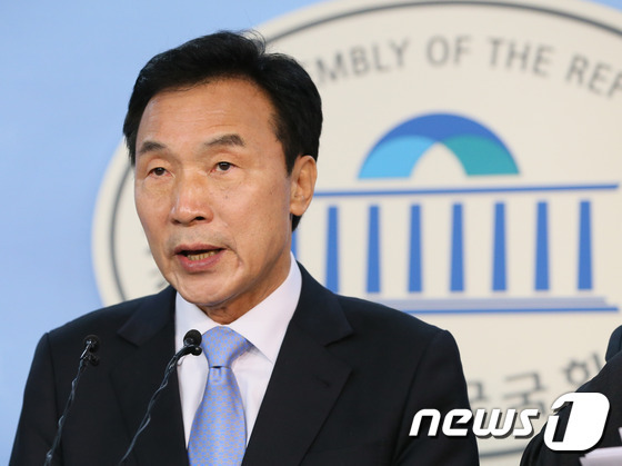 국민의당 대선주자인 손학규 국민주권개혁회의 의장이 7일 서울 여의도 국회 정론관에서 '평민만세' 정책공약 기자회견을 하고 있다. .2017.3.7/뉴스1 © News1 송원영 기자